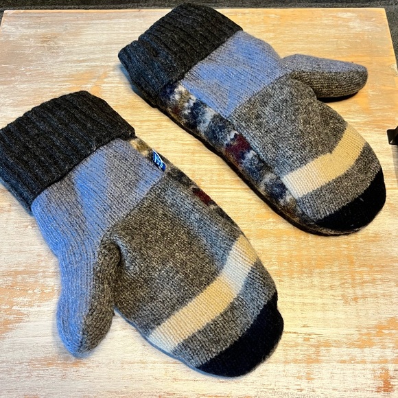 Bernie Mittens by Vermont Mitten Co. | Handmade from Recycled Wool Sweaters - Picture 2 of 3